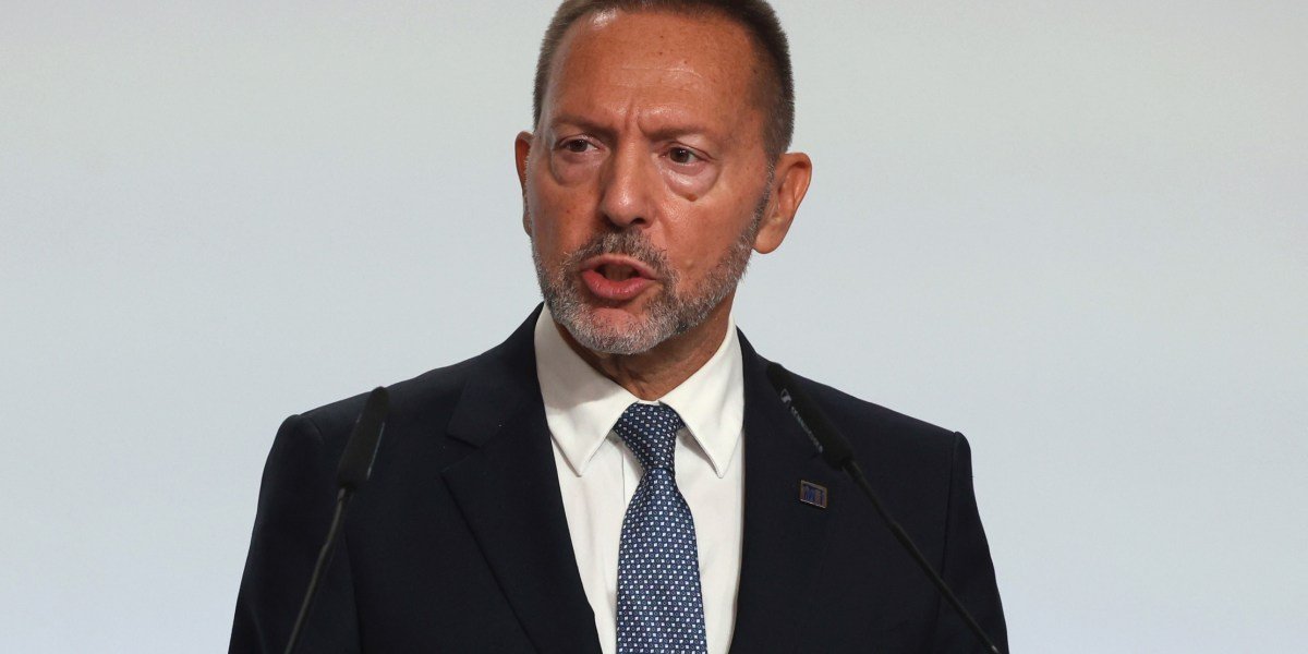 Os consumidores europeus terão que lidar com um 'impacto adverso notável' no crescimento das tarifas, alerta o governador do banco central da Grécia