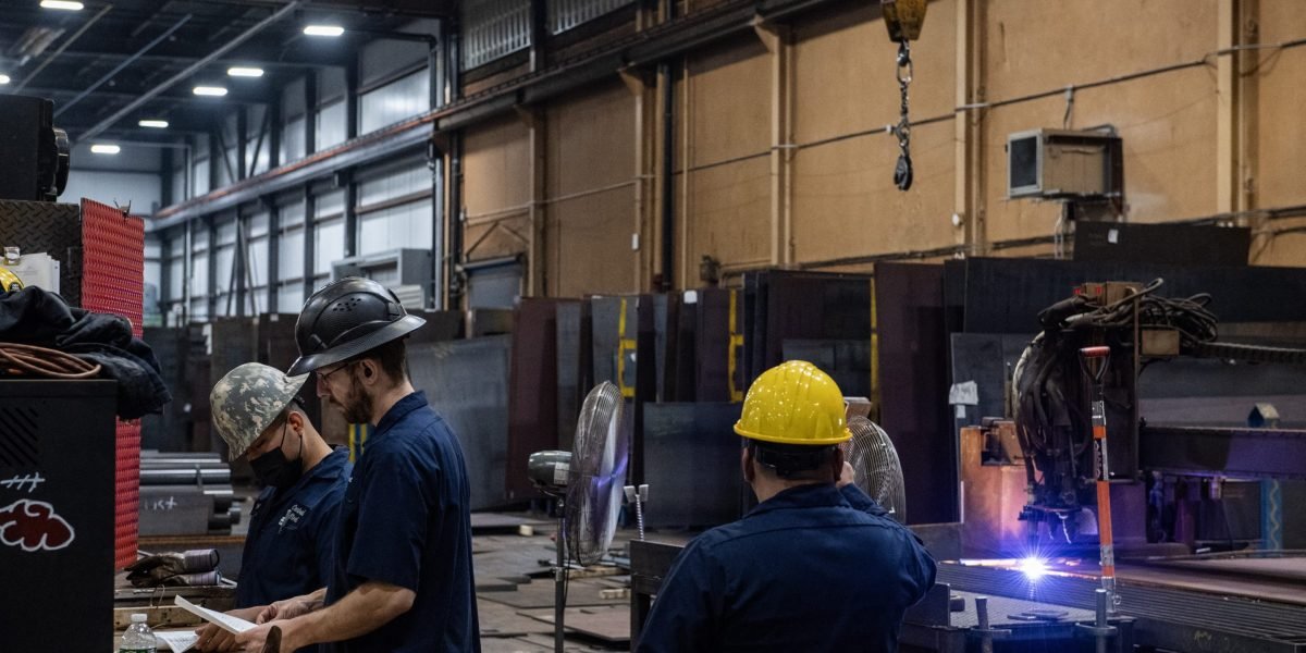 Os fabricantes dos EUA estão no limite, à medida que as tarifas do 'Dia da Libertação' de Trump aparecem: 'Precisamos tomar decisões, mas a bola está constantemente se movendo'