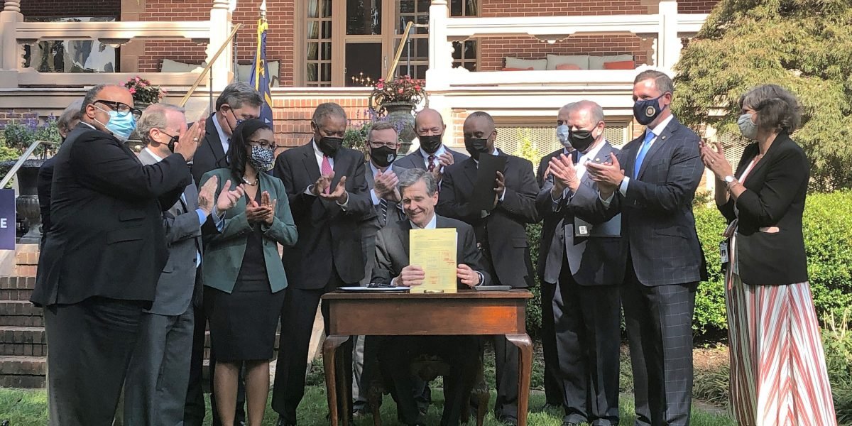 Os legisladores do Partido Republicano da Carolina do Norte e o governador democrata se juntaram para aprovar uma rara lei de gases de efeito estufa no sul - agora pode ser revogada