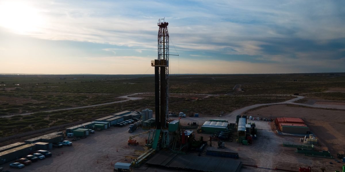 Os preços do petróleo dos EUA caem abaixo do limite de US $ 60 de quebra de nervos com produção recorde no saldo