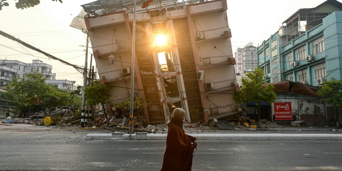 Os resgatadores de Mianmar salvam mulher de 63 anos de escombros 91 horas depois de serem enterrados, mas a esperança de encontrar mais sobreviventes de terremotos desaparece após a morte passar 2.700