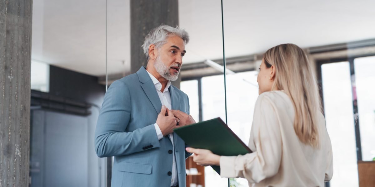 Os trabalhadores acham que seus CEOs são pagos em excesso e não seriam capazes de lidar com mais papéis juniores