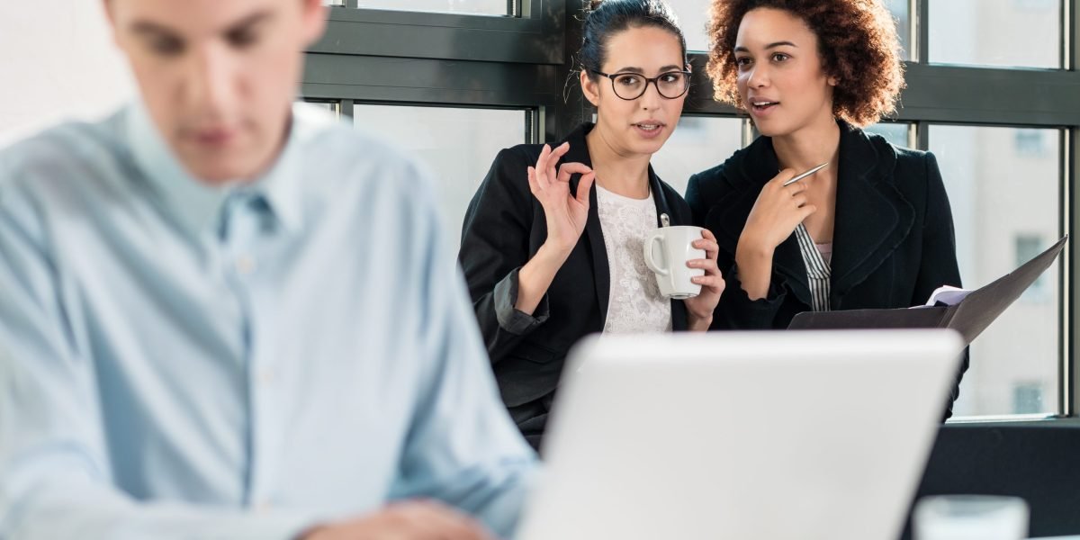 Pedragem de backs é a nova norma do escritório: os funcionários dizem que a mudança de culpa, o bisbilho