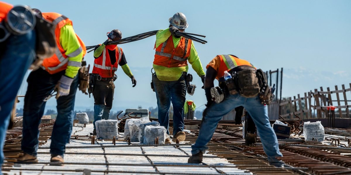 Relatório robusto de empregos de março sinaliza a economia a partir de uma 'posição de força' se as tarifas de Trump façam desaceleração
