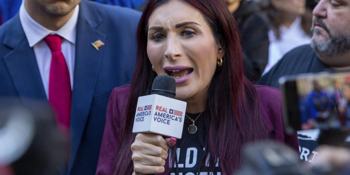 Trump dispara funcionários do NSC dia após a ativista da extrema-direita Laura Loomer levanta preocupações sobre sua lealdade na reunião do escritório oval