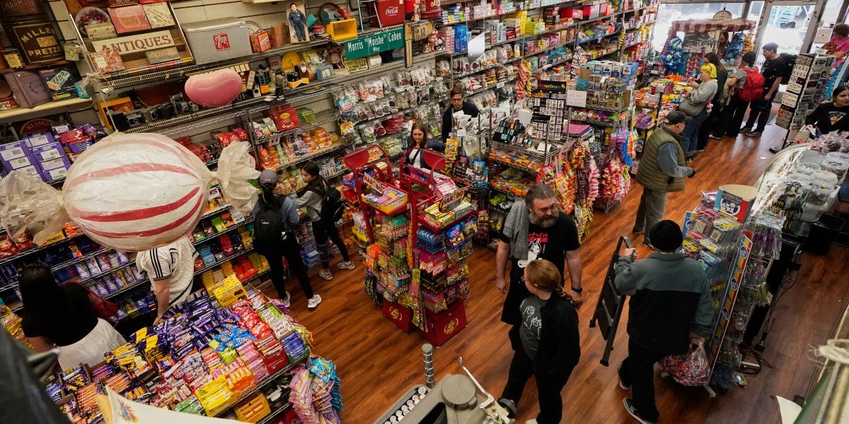 Um dono da loja de doces de terceira geração de Nova York diz que as tarifas históricas de Trump devastarão seus negócios-e temem a 'hiperinflação'