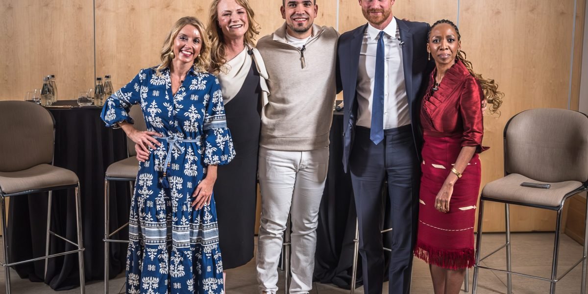 Uma instituição de caridade co-fundada pelo príncipe Harry está sob investigação depois que seu presidente do conselho acusou o príncipe de orquestrar uma campanha de bullying para forçá-la a sair