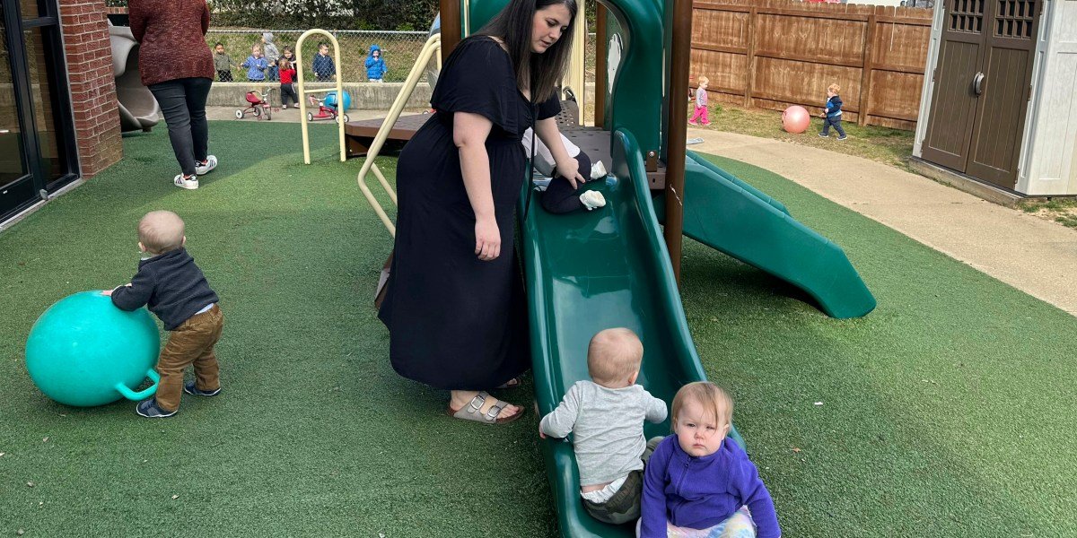 Uma mãe que ganha US $ 16,50 por hora diz que pagar US $ 1.200 por mês por cuidados infantis é "quase mal sobrevivente" - e as tarifas de Trump podem piorar