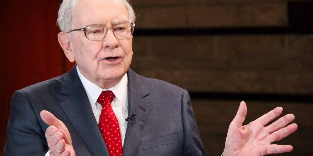 Warren Buffett se chama de 'barato' por ainda morar na mesma casa que ele comprou por US $ 31.500 - apesar de ter US $ 168 bilhões em seu nome